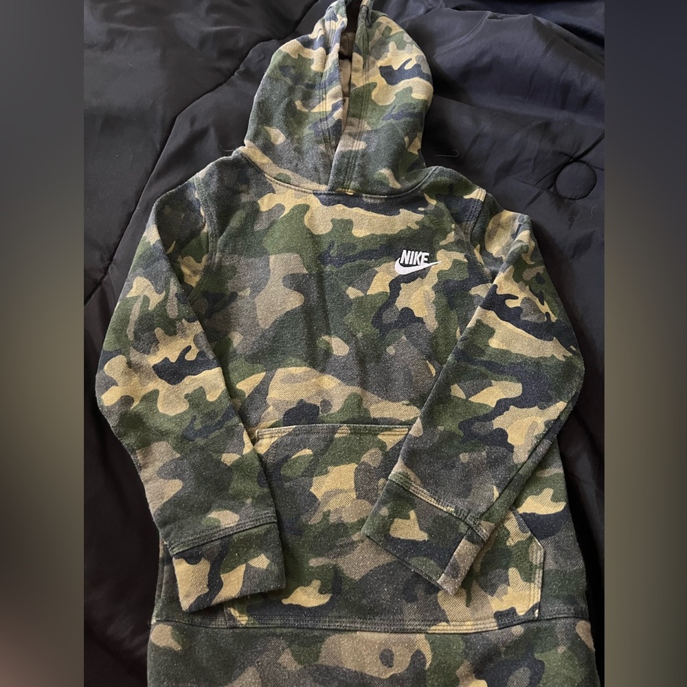 Nike brand pull over boys hoodie lightly worn in great condition